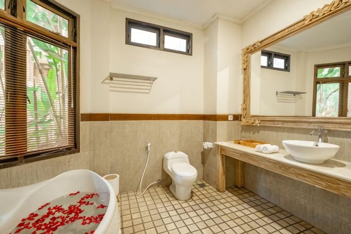 Bathroom | Combined shower/tub, hydromassage showerhead, free toiletries, towels