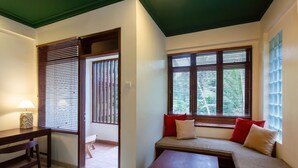 Minibar, desk, WiFi (free), bed sheets - Semana Residences by Cove (Ubud)
