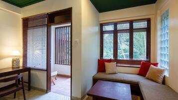 Minibar, skrivebord, wi-fi (inkludert) og sengetøy