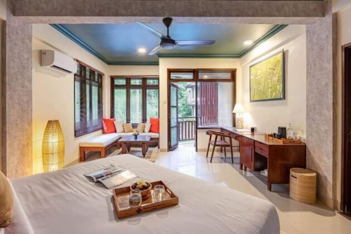 Minibar, desk, free WiFi, bed sheets