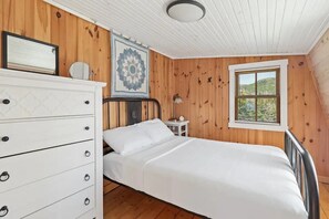 3 makuuhuonetta, silitysrauta/-lauta, ilmainen Wi-Fi, vuodevaatteet