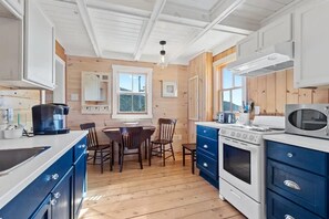 Horno, parrilla de estufa, cafetera y tetera y utensilios de cocina 