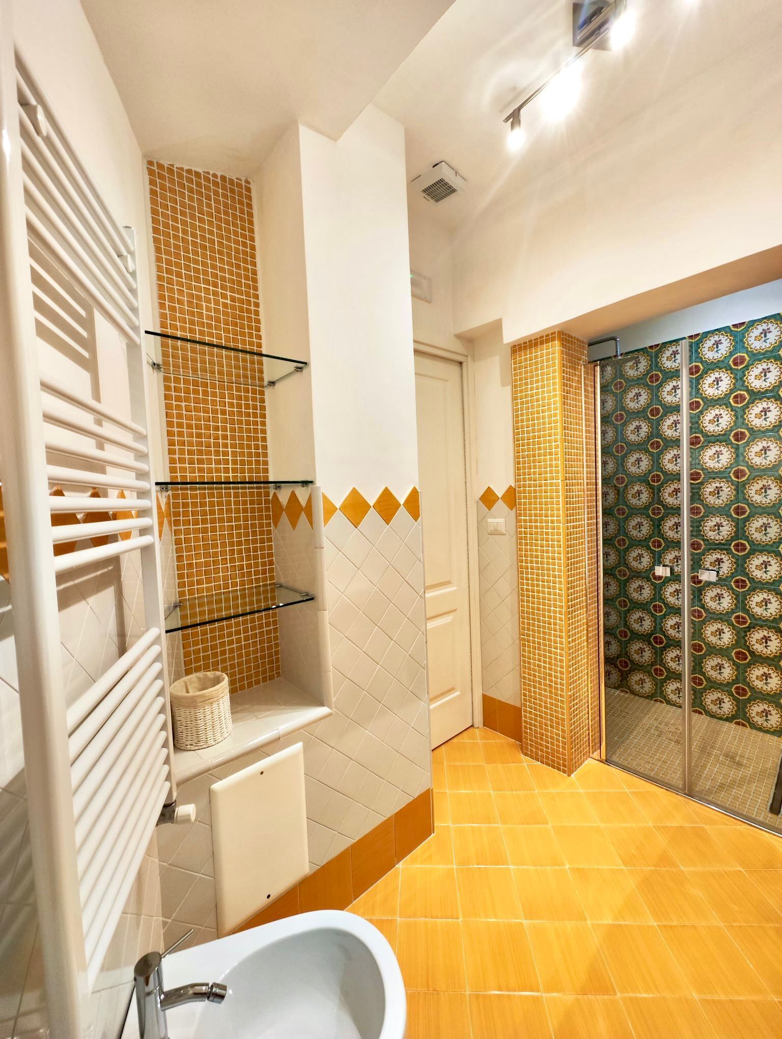 Ein Badezimmer mit Badewanne, Duschkabine und Toilette.