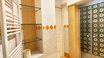 Ein Badezimmer mit Badewanne, Duschkabine und Toilette.
