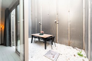 Outdoor dining - Chic 2-Bedroom Haven in Antwerp (Antwerpen)