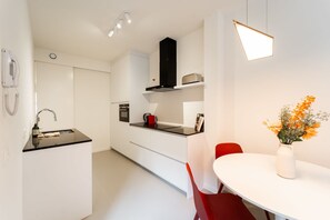Fridge, microwave, oven, stovetop - Chic 2-Bedroom Haven in Antwerp (Antwerpen)