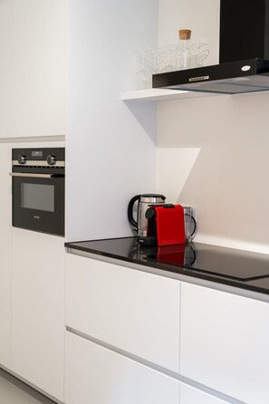 Fridge, microwave, oven, stovetop - Chic 2-Bedroom Haven in Antwerp (Antwerpen)