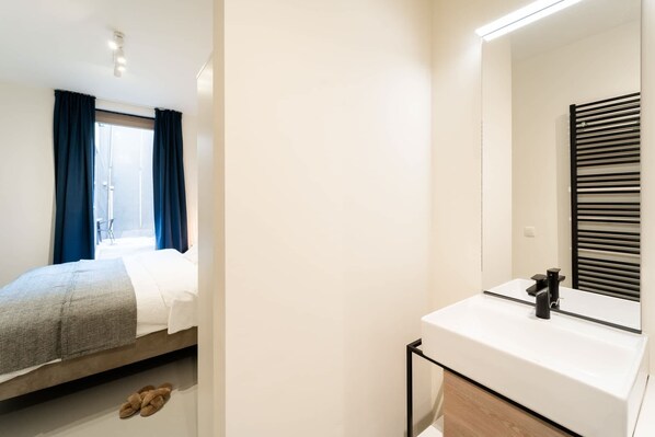 2 bedrooms, WiFi, bed sheets - Chic 2-Bedroom Haven in Antwerp (Antwerpen)