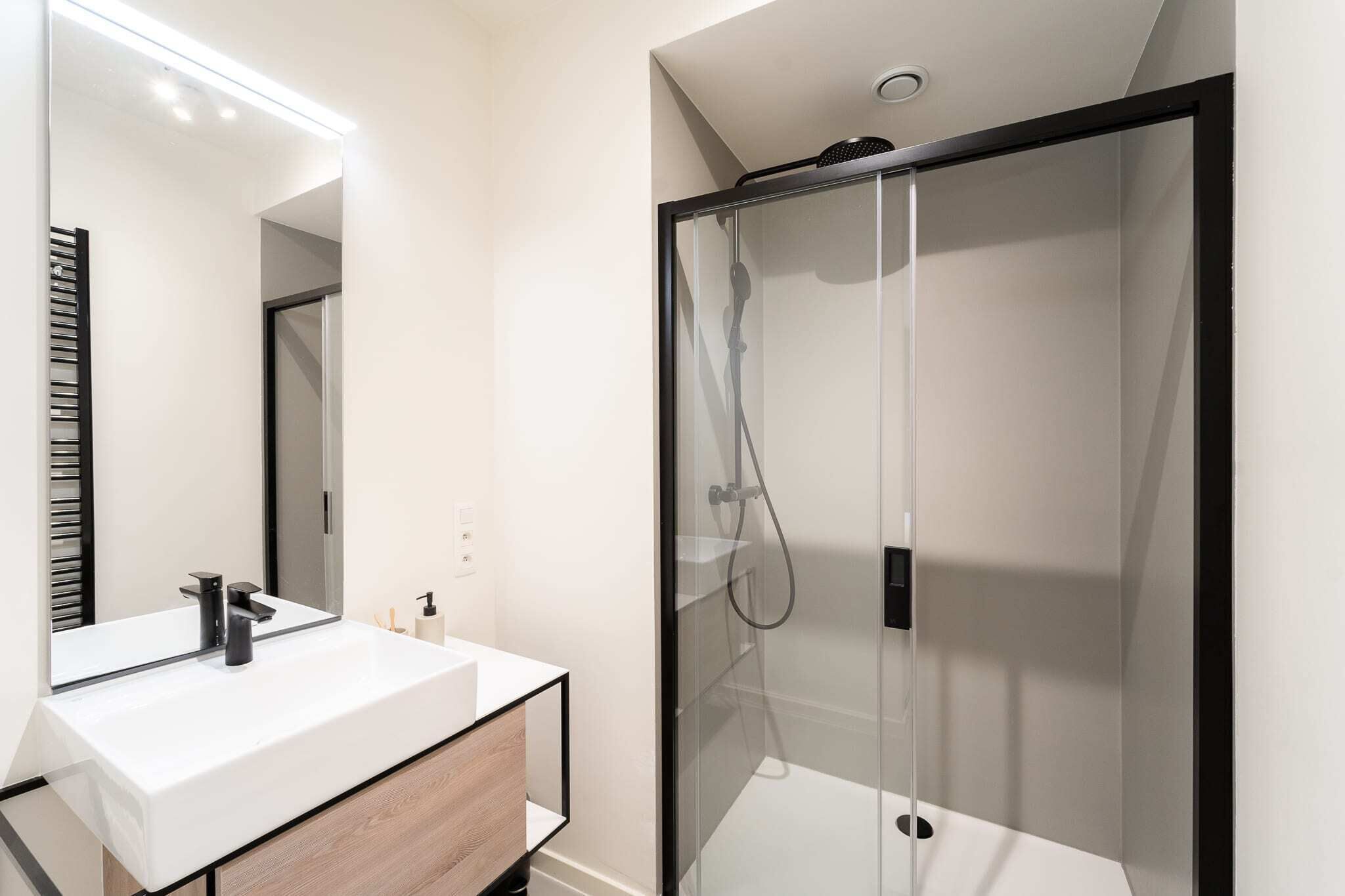 Douche, sèche-cheveux, serviettes fournies, shampoing