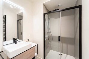 淋浴設備、風筒、提供毛巾、洗頭水