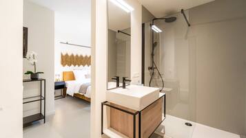 Een douche, een haardroger, handdoeken, shampoo