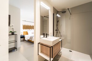 Shower, hair dryer, towels, shampoo