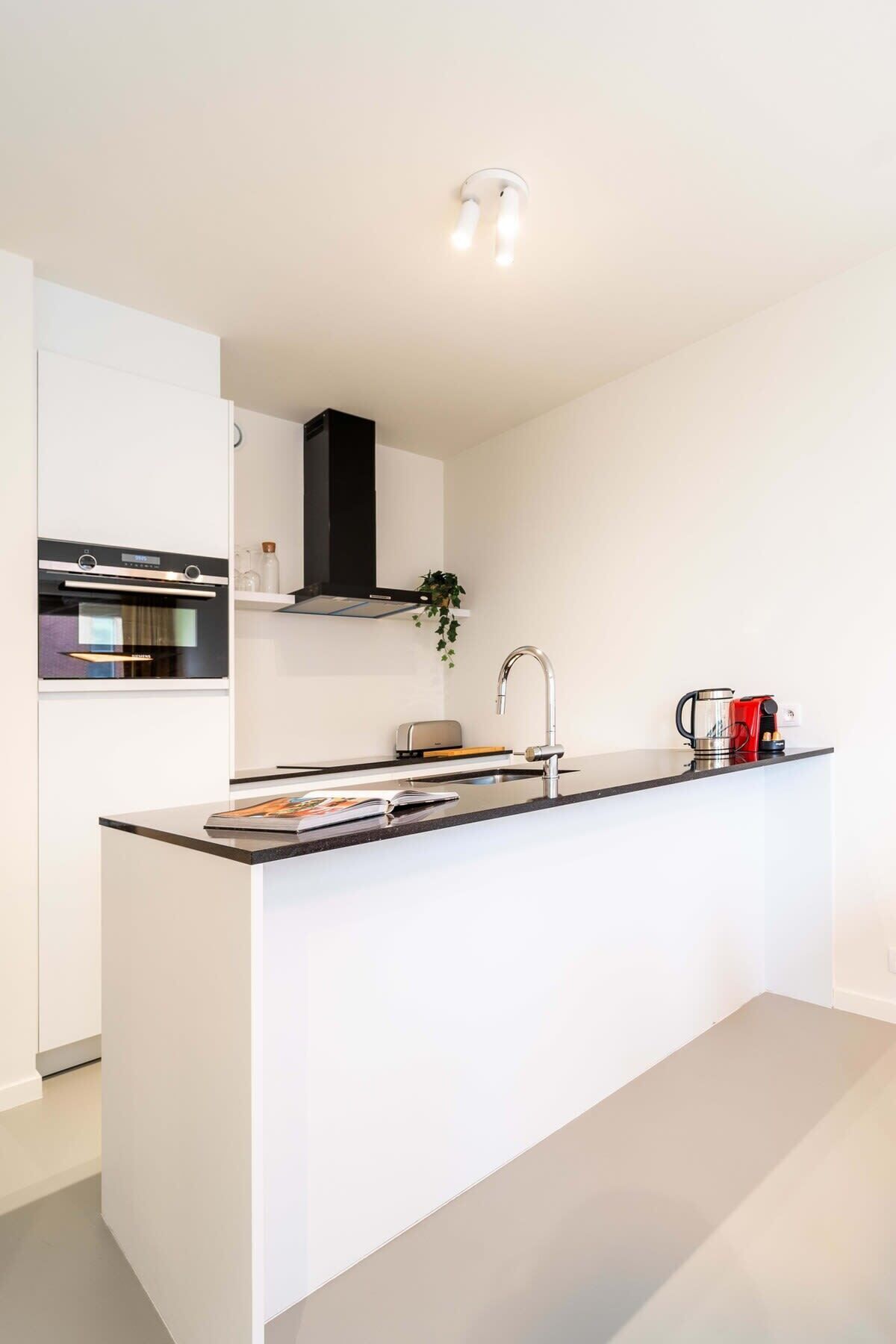 冷蔵庫、電子レンジ、オーブン、コンロ