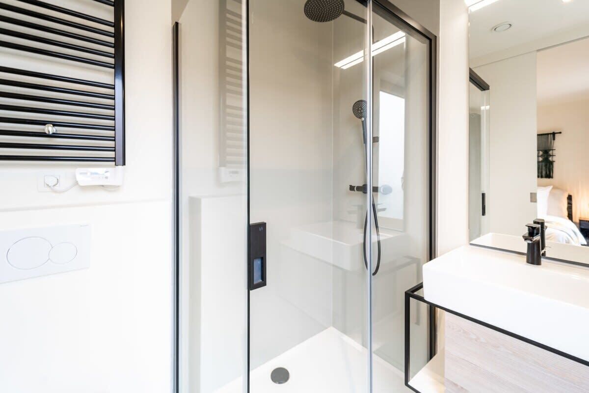 Shower, hair dryer, towels, shampoo