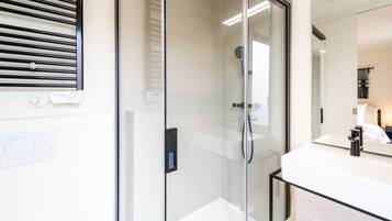 Shower, hair dryer, towels, shampoo