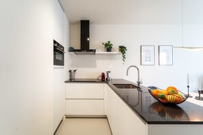 Een koelkast, een microgolfoven, een oven, een kookplaat