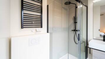 Dusche, Haartrockner, Handtücher, Shampoo