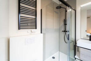 Shower, hair dryer, towels, shampoo