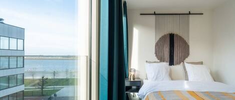 2 bedrooms, desk, WiFi, bed sheets