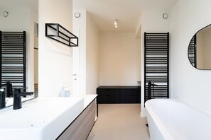 Douche, sèche-cheveux, serviettes fournies