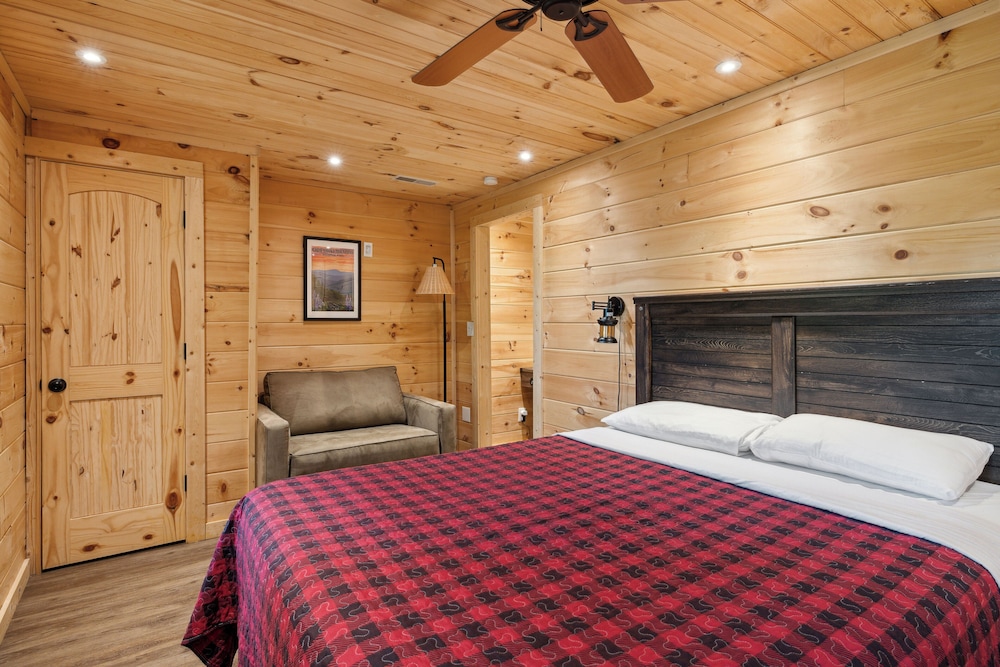 3 BR (11 Guests) near Parkway WiFi, Hot Tub, Fire Pit, Game Room