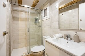 Toallas, shampoo, papel de baño 