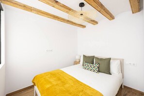 1 habitación, tabla de planchar con plancha y cuna de viaje 