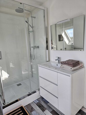 Douche, sĂšche-cheveux, serviettes fournies, savon