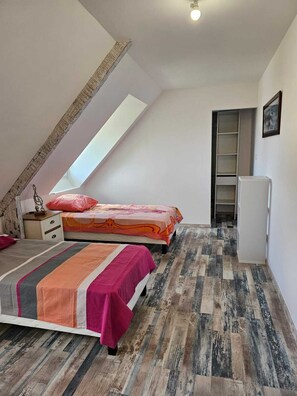 5 chambres, bureau, fer et planche Ă repasser, lit parapluie