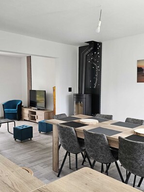 Dining - Charmante Maison Familiale, Idéalement Située Pour un Séjour en Bord de mer (Plouézec)