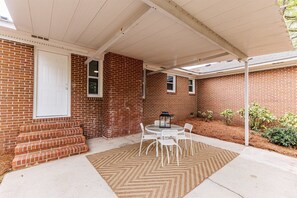 Outdoor dining - 4 bedroom, 2 bathroom home with partially fenced backyard that allows pets. The sleeping arrangements for this property are 4 queen beds. (Augusta)