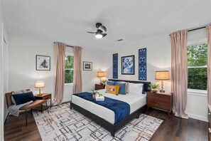 4 bedrooms, desk, iron/ironing board, free WiFi - 4 bedroom, 2 bathroom home with partially fenced backyard that allows pets. The sleeping arrangements for this property are 4 queen beds. (Augusta)