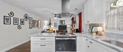 Een koelkast, een microgolfoven, een oven, een kookplaat