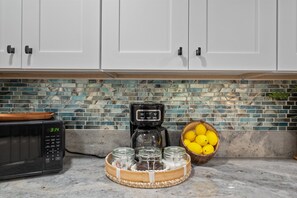 Frigorifero, microonde, forno, piano cottura