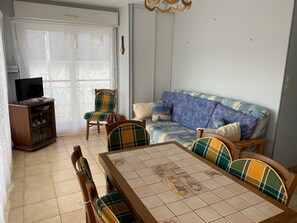 TV - Apartment near beach, 2 bedrooms, balcony, garage (Fort-Mahon-Plage)