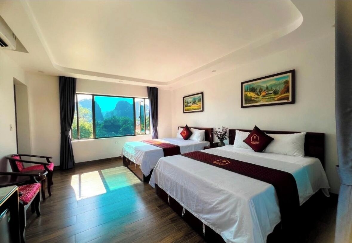 Habitació quàdruple familiar, vistes a la muntanya | Roba de llit hipoal·lergògena i escriptori 