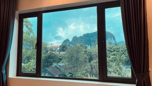 Una habitación con un ventanal grande que da a un paisaje montañoso.