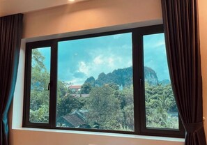 Quarto quádruplo família, vista para a montanha | Roupas de cama antialérgicas, escrivaninha