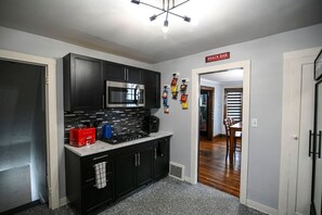 Køleskab, mikrobølgeovn, kogeplade, kaffe-/temaskine