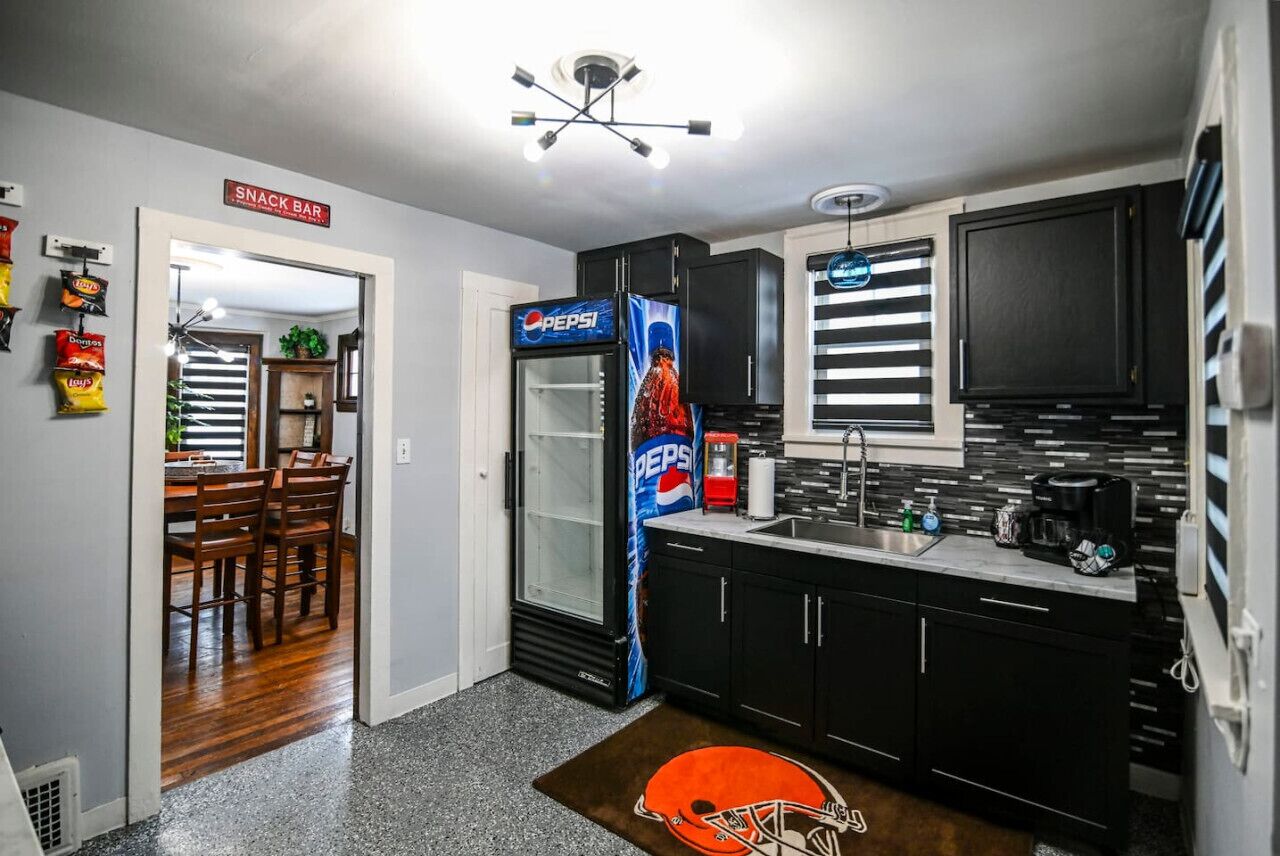 Frigorífic, microones, placa de cuina i cafetera i tetera 