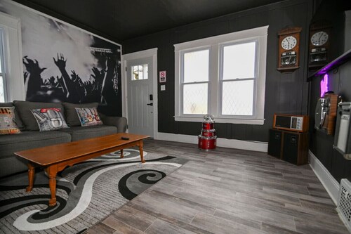 Rock 'n' Roll Duplex | Themed | Sleeps 10