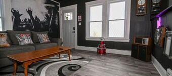Rock 'n' Roll Duplex | Themed | Sleeps 10