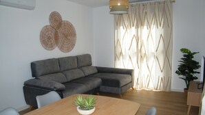 Living area - Family-Friendly Apartment with Pool & Parking, 200m from Playa de Gandía (Gandía)