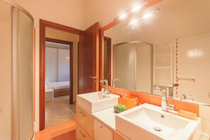 Regadera, bidet, toallas, jabón