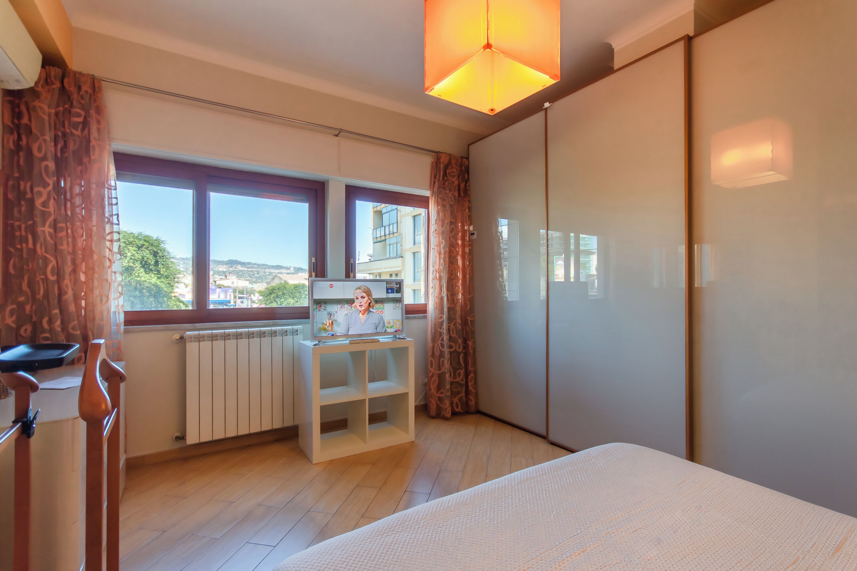 2 bedrooms, laptop workspace, iron/ironing board, bed sheets