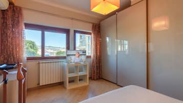 2 bedrooms, laptop workspace, iron/ironing board, bed sheets