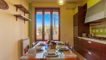 Familienapartment, Mehrere Schlafzimmer (Happy Apartment Nettuno Close To Sea) | Speisen