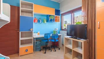 Appartamento familiare, camere multiple (Happy Apartment Nettuno Close To Sea) | 2 camere, postazione laptop, ferro/asse da stiro, lenzuola