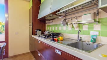 Appartamento familiare, camere multiple (Happy Apartment Nettuno Close To Sea) | Cucina privata | Frigorifero, microonde, forno, piano cottura