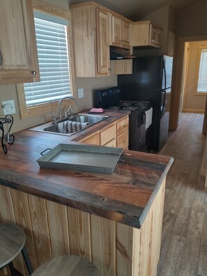 Kjøleskap, mikrobølgeovn, ovn og kokeplater